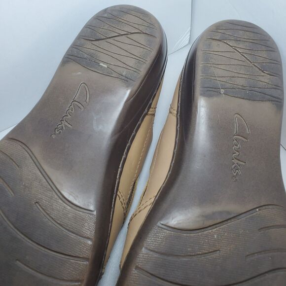 Clark's Wmns Sz 6.5 Tan Beige Leather Strappy Flat Comfort Sandals Preppy Summer - Picture 8 of 8